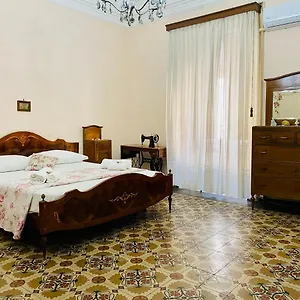 Zu Pippo's Hause Aeroporto di Catania Fontana Rossa